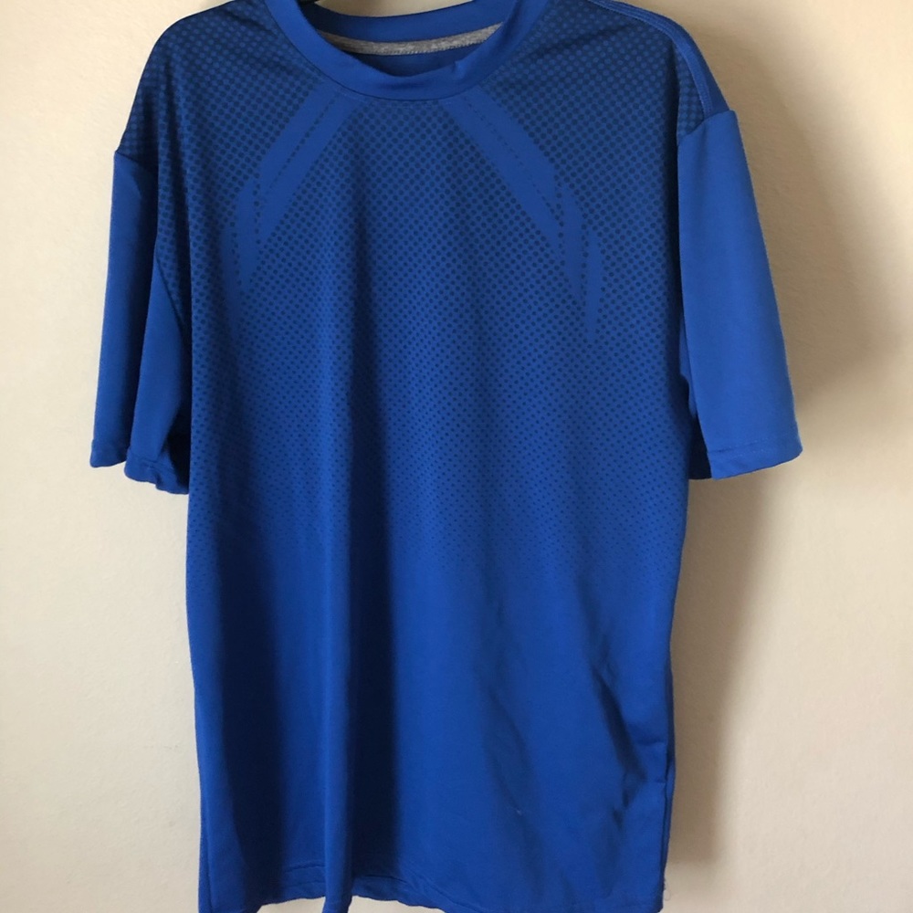 A blue everlast shirt men